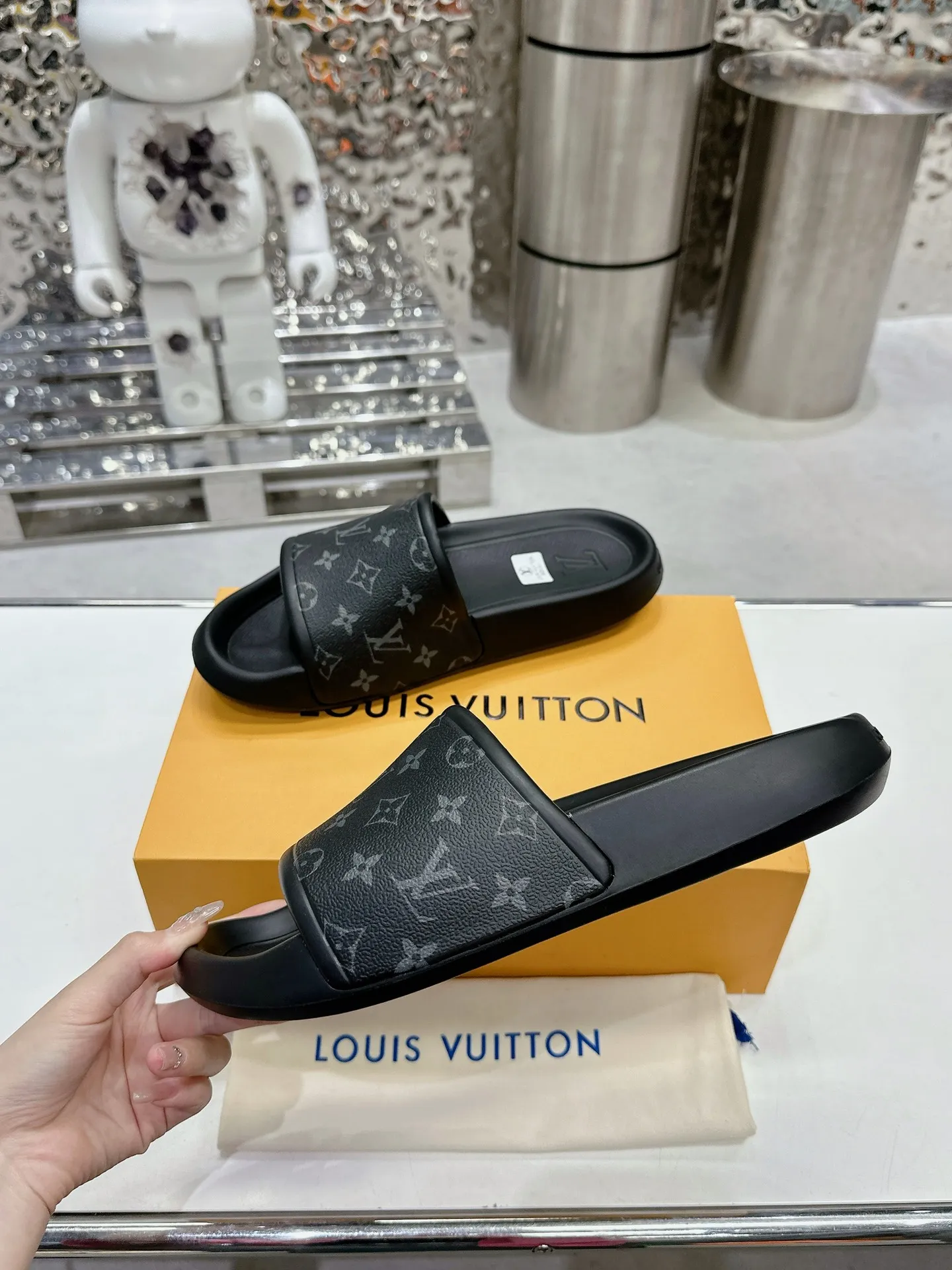 [L Home] P: 300💰 ▪️Shoe size: Women's 35-40 Men's 38-46▪️Packaging: Counter top quality~original packaging 𝟐𝟎𝟐3 New embossed slippers at Louis Vuitton counters, lv monogram embossed slippers, Waterfront sandals are back, the upper buckle is embossed with lv's iconic Monogram pattern. Made of waterproof rubber with a comfortable and resilient insole. The lightweight, flexible outsole is embossed with the Louis Vuitton logo. ▪️Fabric: Original molded rubber foam surface ▪️Technology: embossed logo ▪️Sole: Original molded rubber foam outsole ▪️Sole thickness: 3CM.